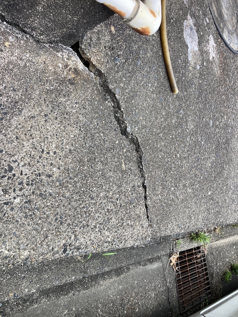 名古屋市名東区基礎と犬走りの間のクラック補修・施工前の様子。基礎と犬走りのコンクリートに隙間やクラックが発生